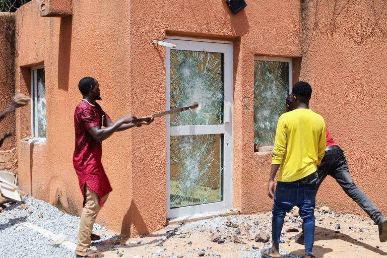 Homens depredam embaixada da França em Niamei, no Níger
