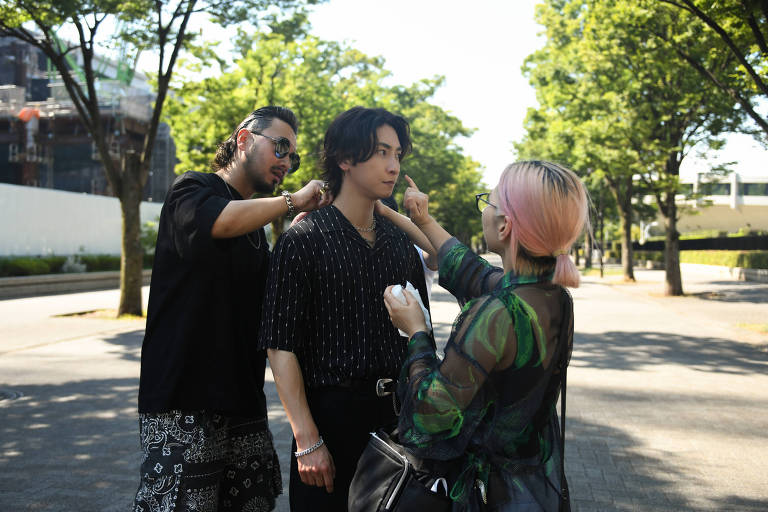 Shinjiro Atae, ídolo do J-pop que se assumiu gay, com estilista e maquiador 