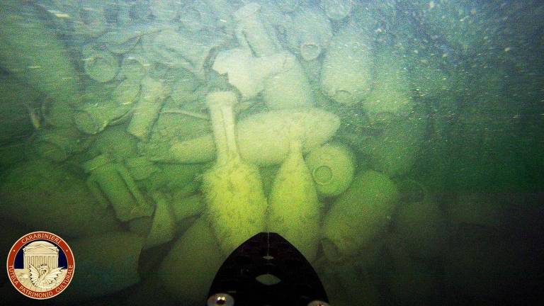 Centenas de ânforas estavam no navio romano naufragado encontrado na costa da Itália
