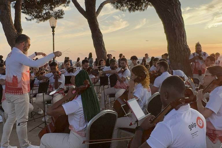 Orquestra da Maré se apresenta em pontos turísticos de Portugal