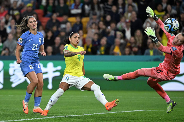 Debinha marca o gol brasileiro contra a França, na última rodada da Copa do Mundo