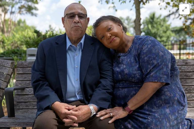 Barrington e Vickie Riley posam no Emory University Brain Health Center em Atlanta, Geórgia, EUA; casados há mais de 35 anos, eles participaram do Programa de Empoderamento Cognitivo Charlie e Harriet Shaffer