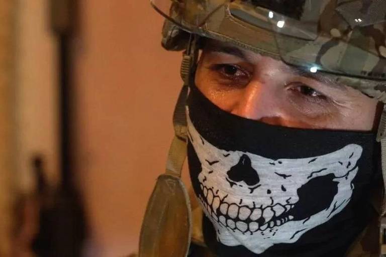 Militar ucraniano que faz parte da equipe dos 'fantasmas de Bakhmut' durante entrevista