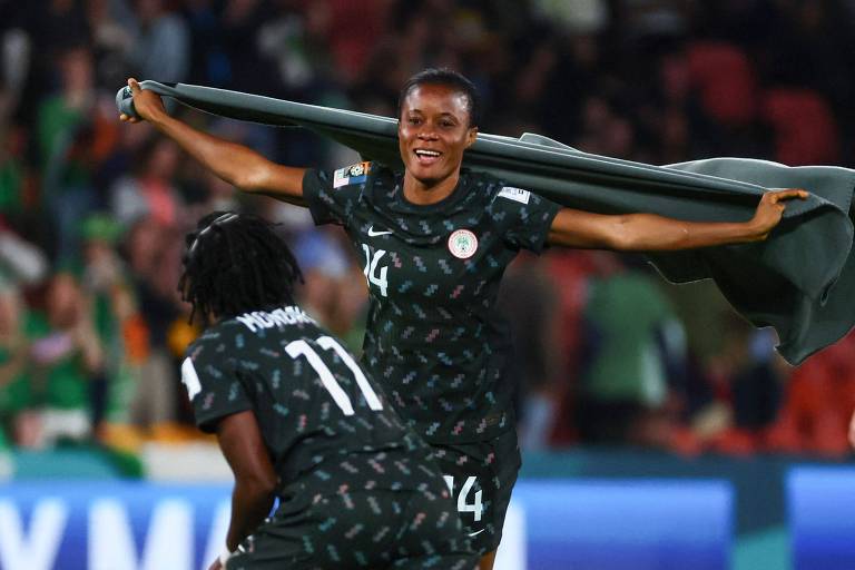 Oluwatosin Demehin comemora com a companheira Gift Monday (camisa 11) a classificação para as oitavas de final da Copa do Mundo