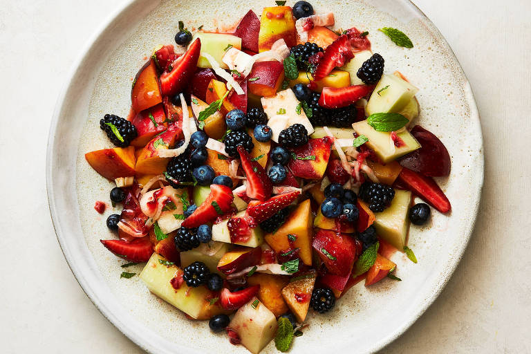 Gosta de fruta na salada? Aprenda a fazer uma receita agridoce, simples e leve