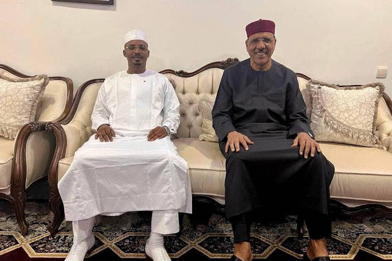 O líder do Chade, Mahamat Idriss Deby (à esq.), ao lado do presidente do Níger, Mohamed Bazoum