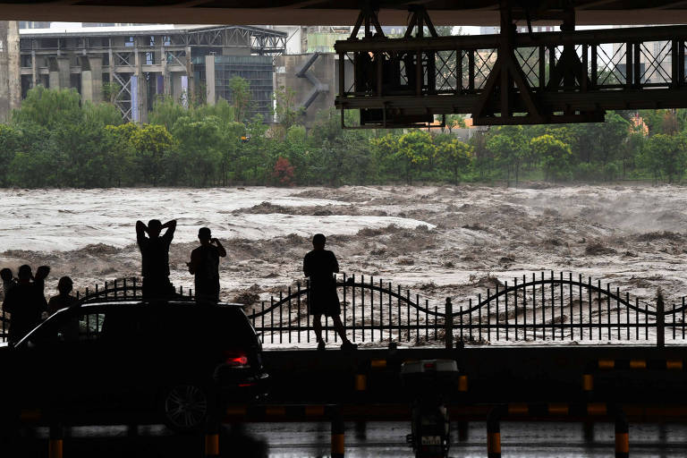 Tufão Doksuri causa 2 mortes em Pequim e transforma rodovias em rios