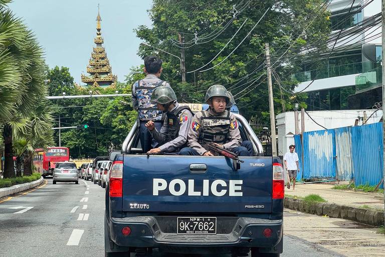 Polícia durante patrulha em rua de Yangon, em Mianmar