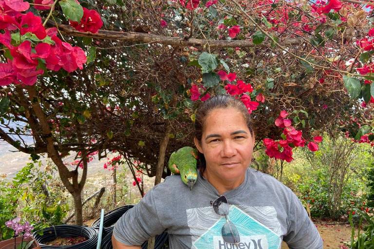 Roseli Gonçalves Barbosa, 41, é uma das inscritas no Bolsa Família, em Araçuaí (MG); ela teme que futuros projetos minerários afetem a casa dela, na comunidade Malhada Preta