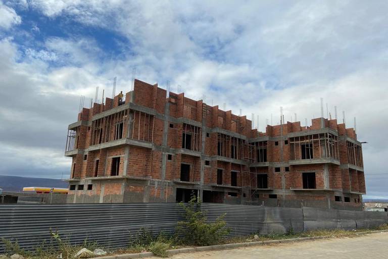 A cidade de Araçuaí, no Vale do Jequitinhonha, viu várias residências e edifícios serem levantados desde que a Sigma Lithium chegou à região