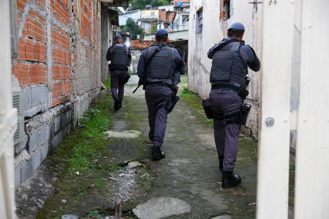 GUARUJÁ, SP, 31.07.2023 - Movimentação de policiais militares do BAEP, na Vila Baiana, onde suspeito foi morto por policiais.  (Foto: Danilo Verpa/Folhapress, COTIDIANO) ORG XMIT: 603656