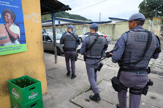 Policiais militares durante ação na Vila Baiana, em Guarujá, onde suspeito foi morto