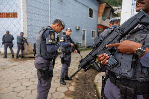 GUARUJÁ, SP, 31.07.2023 - Movimentação de policiais militares do BAEP, na Vila Baiana, onde suspeito foi morto por policiais.  (Foto: Danilo Verpa/Folhapress, COTIDIANO) ORG XMIT: 603656