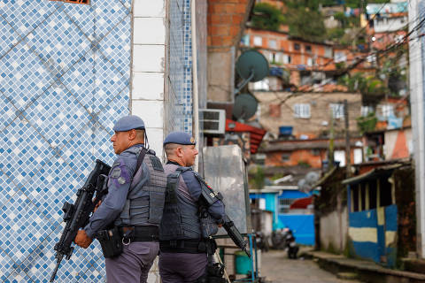 GUARUJÁ, SP, 31.07.2023 - Movimentação de policiais militares do BAEP (Batalhão de Ações Especiais da PM) , na Vila Baiana, onde suspeito foi morto por policiais.  (Foto: Danilo Verpa/Folhapress)