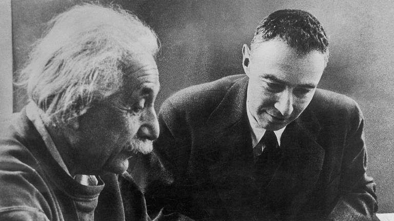 Albert Einstein e Robert Oppenheimer conversam