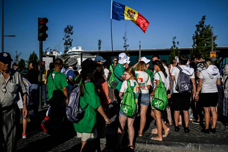 Peregrinos reunidos em Lisboa para acompanhar a chegada de uma imagem de Nossa Senhora de Fátima antes da Jornada Mundial da Juventude