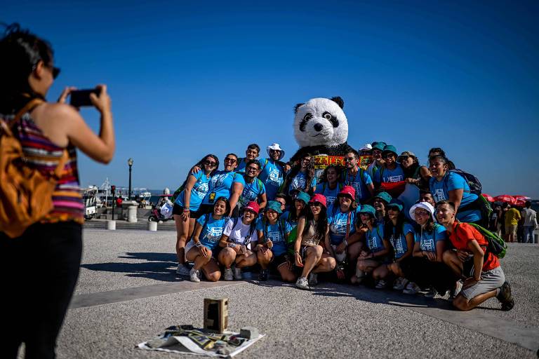 Um grupo de peregrinos italianos posa para uma foto na Praça do Comércio, um dos principais pontos turísticos de Lisboa, que acolhe a Jornada Mundial da Juventude na primeira semana de agosto