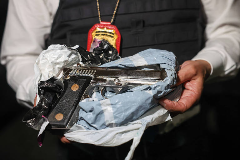 Suposta arma utilizada para matar o policial da Rota, no Guarujá, é apresentada pelo delegado Antônio Sucupira, da delegacia de Guarujá