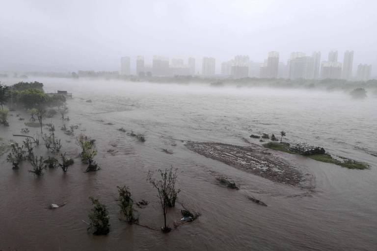 Tempestade mais intensa da década deixa ao menos 20 mortos na China