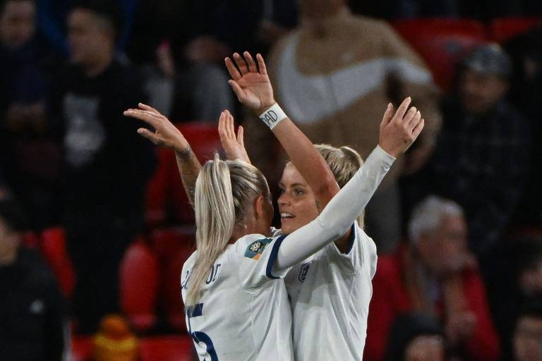 Rachel Daly (à direita) comemora com Alex Greenwood a goleada sobre a China que fez a Inglaterra terminar em primeiro no grupo