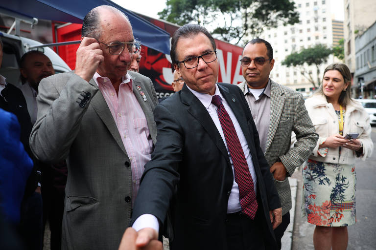 Ricardo Patah (esq.), presidente da UGT, e Luiz Marinho, ministro do Trabalho, durante mutirão do emprego em São Paulo