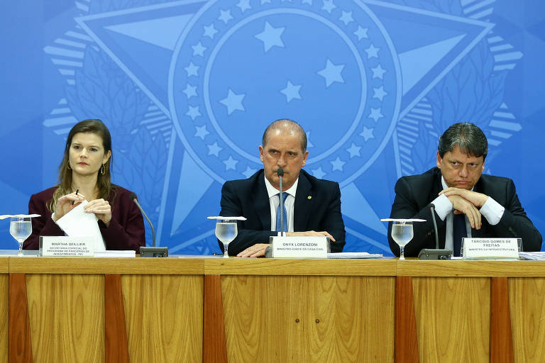 Seillier e Tarcísio, com o então chefe da Casa Civil Onyx Lorenzoni entre eles, em evento no Planalto em 2019 