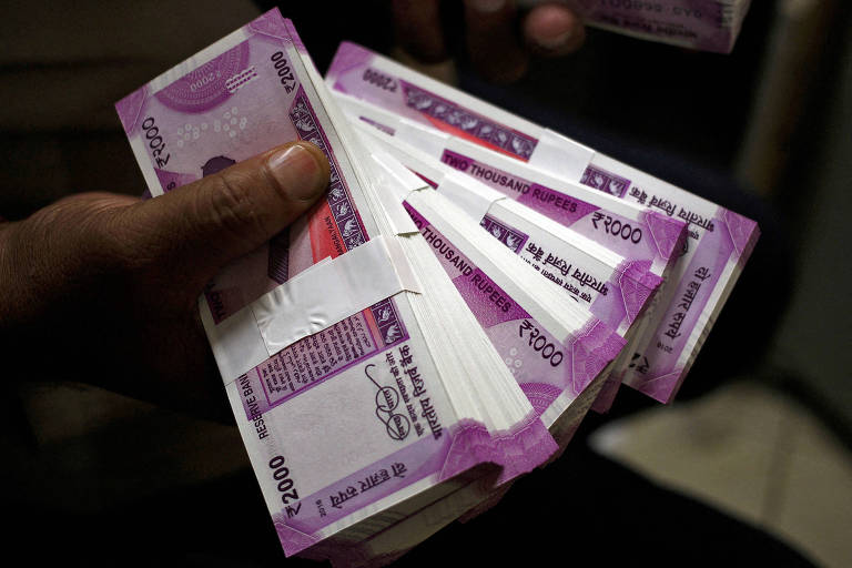 Maço de notas de 2.000 rúpias em banco na cidade de Jammu, na Índia