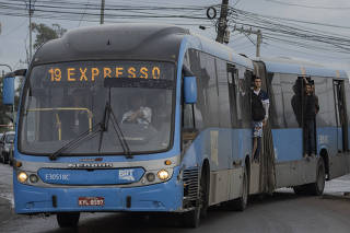 Ônibus do BRT deixa a estação Mato Alto (ZO), com as portas abertas