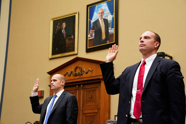 Dois homens brancos calvos fazem juramento antes de audiência no congresso americano