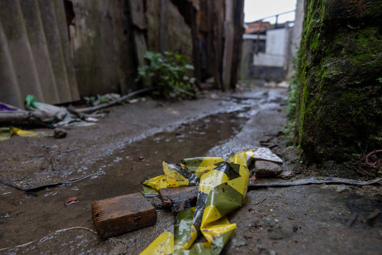 Beco na favela do Pantanal, na Vila Baiana, em Guarujá, onde um morador de rua foi morto por policiais militares no final da tarde de domingo (30), segundo moradores
