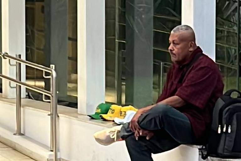 Homem comercializa boné com nome de Bolsonaro no Palácio dos Bandeirantes