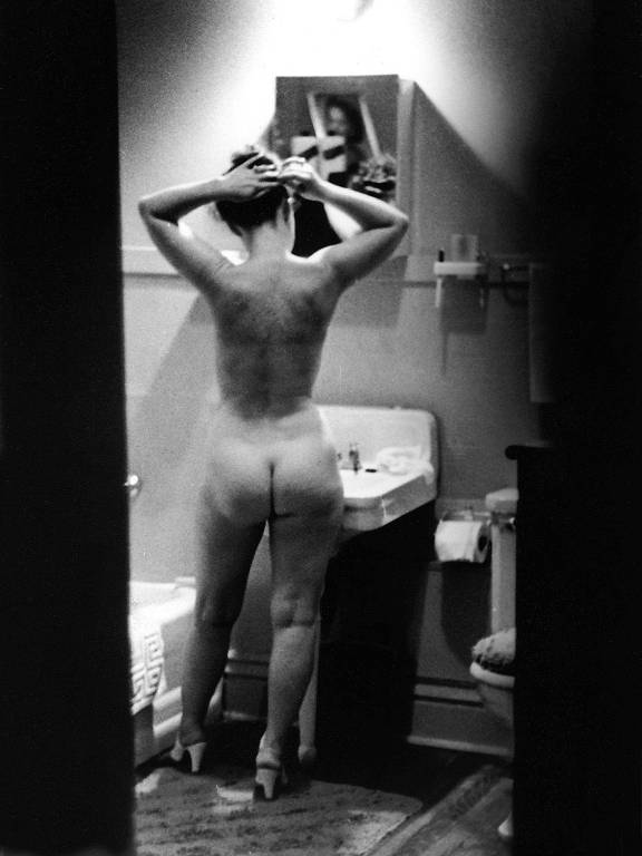 A fotografia de Simone de Beauvoir, nua, no espelho: um belo retrato da liberdade feminina no ano de 1950