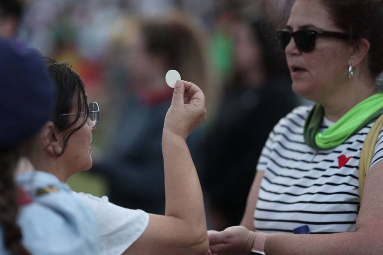 Religiosa recebe a hóstia durante missa da JMJ