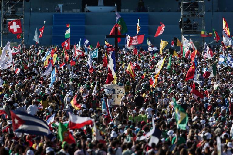 Além da camiseta e da mochila oficiais da JMJ, as bandeiras tem dominado a paisagem