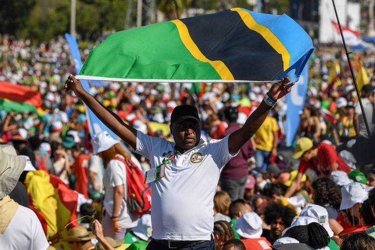 Peregrino agita a bandeira da Tanzânia
