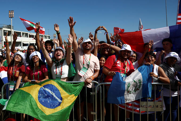 Peregrinos católicos se reúnem para a missa de abertura