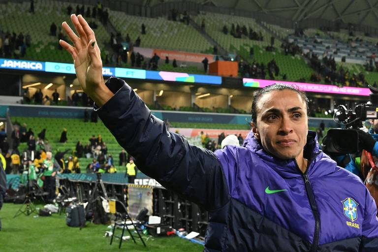 Usando agasalho da seleção brasileira, Marta acena com a mão direita para o público no Estádio Retangular, em Melbourne (Austrália), depois da eliminação do Brasil na fase de grupos do Mundial