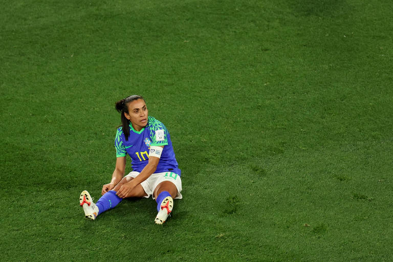 Marta, sentada no gramado do Estádio Retangular, em Melbourne, no jogo do Brasil contra a Jamaica pela Copa do Mundo