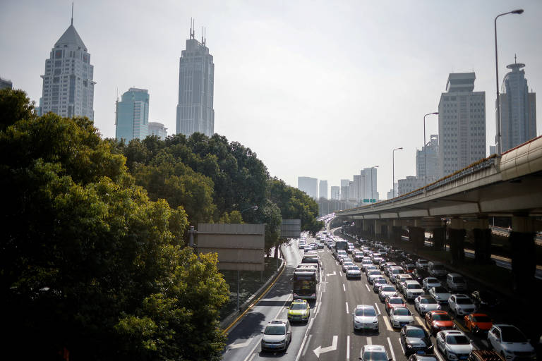 FILE PHOTO: Cars wait in traffic in Shanghai, China March 10, 2021. Picture taken March 10, 2021. REUTERS/Aly Song/File Photo ORG XMIT: FW1