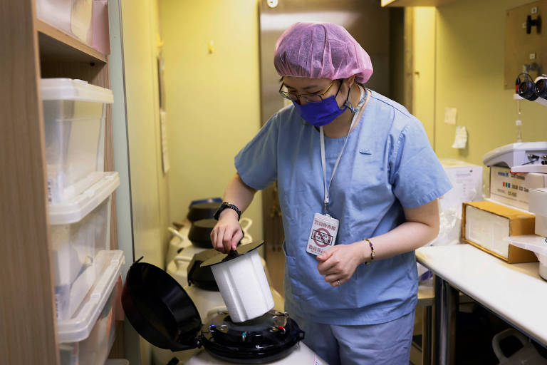 Enfermeira mostra equipamento que armazena óvulos em hospital no Taiwan