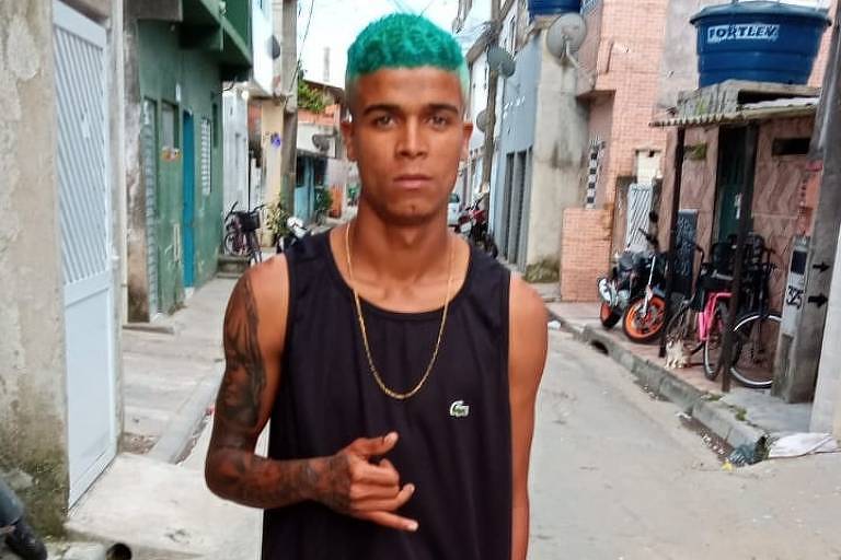 Família diz que garçom foi retirado de casa e morto por PMs em Guarujá