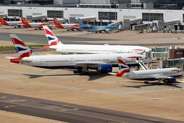 Aviões da British Airways pousados em aeroporto de Londres