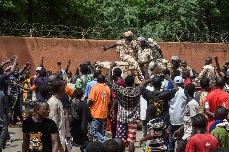 Manifestantes do Níger aplaudem carro com dois militares em cima