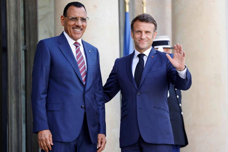 Mohamed Bazoum (à esq.), presidente destituído do Níger, e Emmanuel Macron, presidente da França