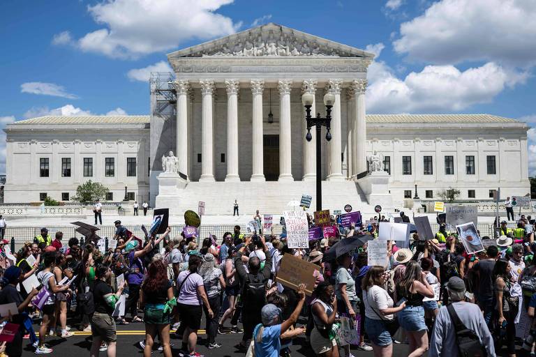 Manifestantes pró-aborto protestam em frente à Suprema Corte dos EUA, em Washington, no aniversário de 1 ano da decisão do tribunal que mudou o entendimento sobre o procedimento no país