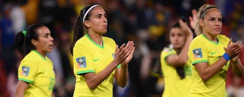 Brazil's forward #07 Andressa Alves (2L) and teammates react at the end of the Australia and New Zealand 2023 Women's World Cup Group F football match between France and Brazil at Brisbane Stadium in Brisbane on July 29, 2023. (Photo by FRANCK FIFE / AFP)