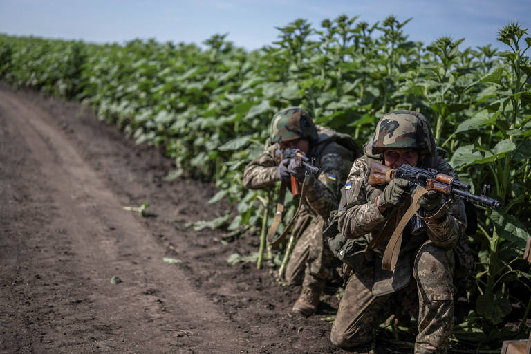 Fuzileiros navais ucranianos treinam para entrar em ação contra os russos em Donetsk
