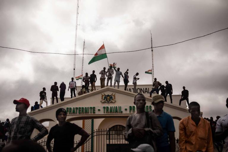 Biden pede liberação de líder deposto do Níger em meio a apagões após golpe militar