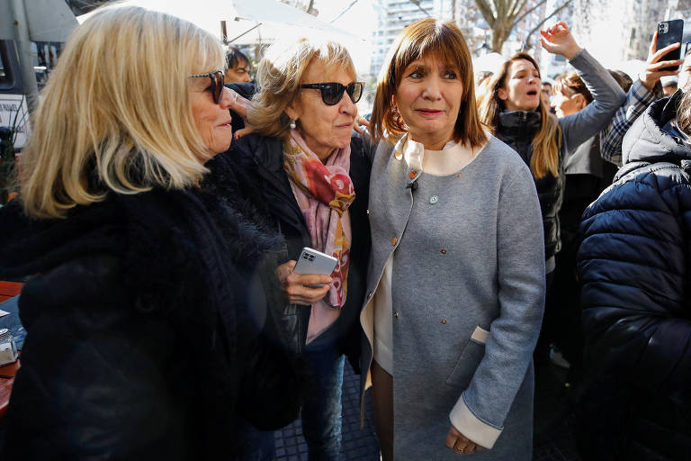 Patricia Bullrich, 67, ganhou as eleições primárias da coalizão de oposição Juntos por el Cambio; mais linha-dura e com palavras de "ordem", ela foi ministra da Segurança do ex-presidente Mauricio Macri e disputa os votos da direita com Milei