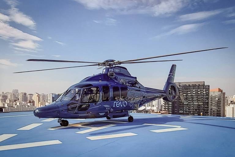 Helicóptero da Revo se prepara para decolar do heliponto da edifício Faria Lima Internacional Plaza II; voo para o aeroporto de Guarulhos dura 15 minutos e custa R$3,5 mil